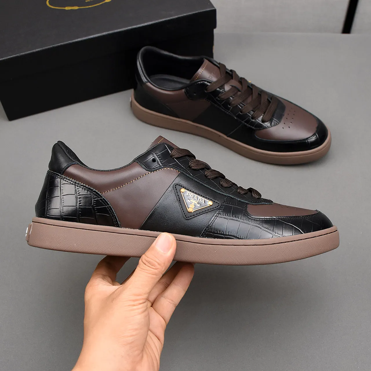 PP420❣️❣️❣️Prada set off the audience! Prada, an international brand that is constantly innovating, this men's casual shoe, the original version, made of cowhide leather at a ratio of one to one at the store, with leather feet and rubber non-slip outsole, breathable and comfortable, quality speaks for itself👄38-44